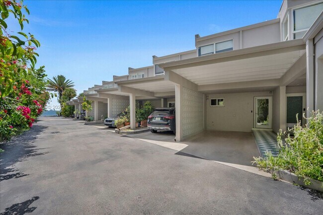 Building Photo - 6011 N Bayshore Dr