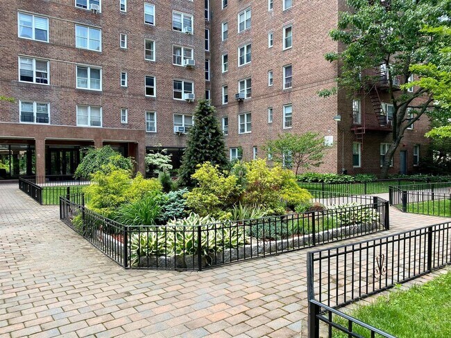 Building Photo - 105-37 65th Ave