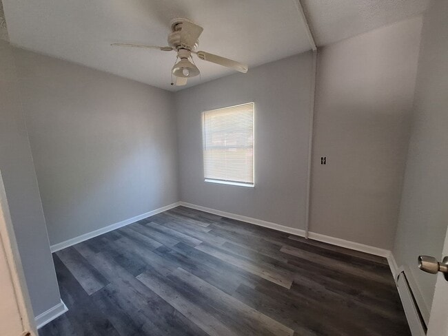 Building Photo - Charming 3 bedroom ranch