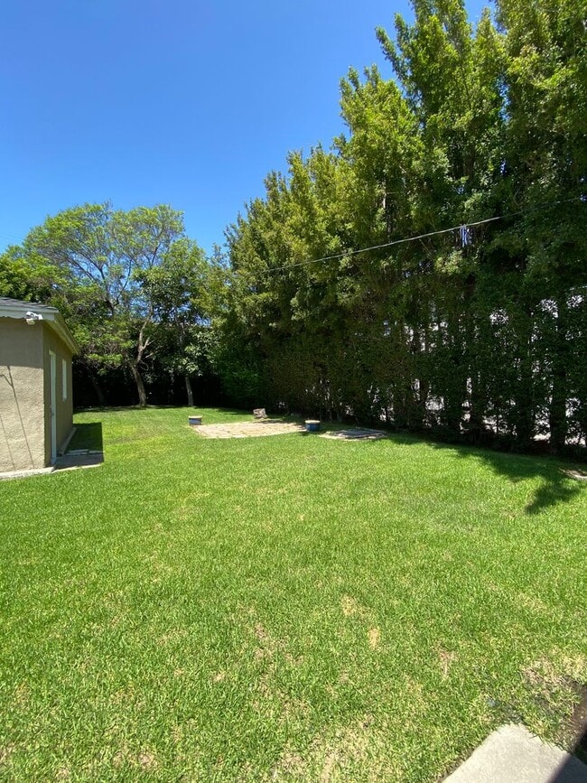 Building Photo - 2335 S Garth Ave