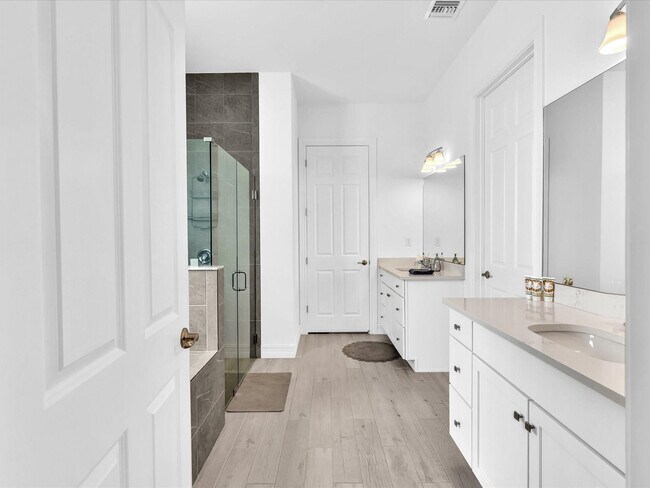 Building Photo - 8928 Bastille Cir E