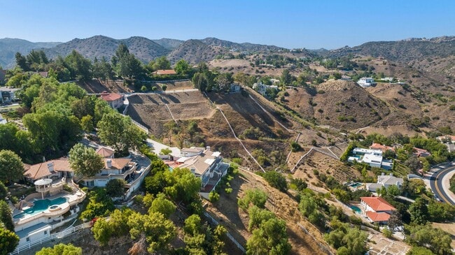 Building Photo - Modern Elegance Meets Scenic Privacy in Be...