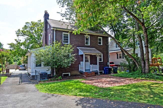 Building Photo - 633 24th St S