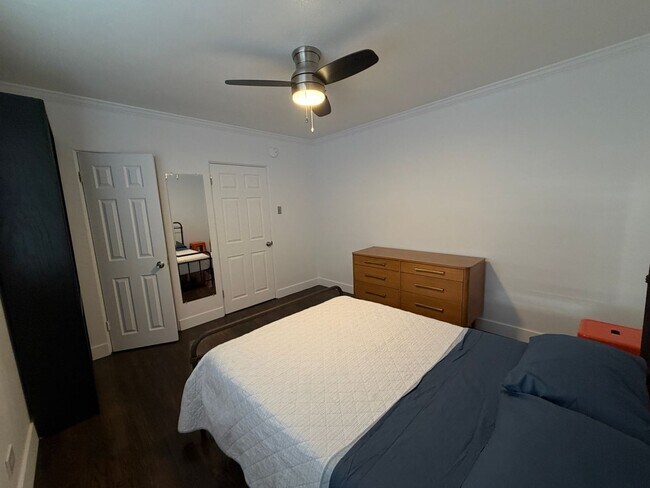 Building Photo - Turnkey Top-Floor Living in Gated Community Near City Park, Dining & Hospitals