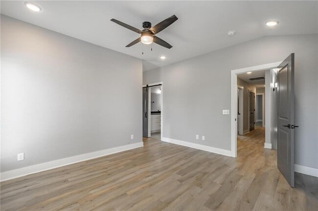 Building Photo - 608 W Maple St