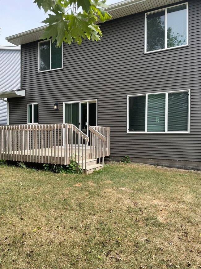 Building Photo - Beautiful! 3 bedroom 3 bathroom Single-Family Home in Urbandale, IA