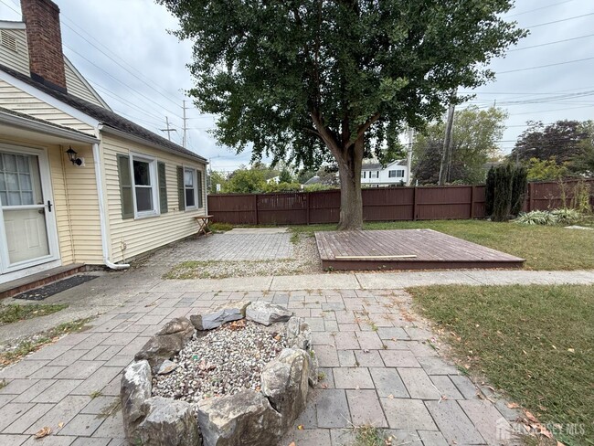 Building Photo - 861 Georges Rd