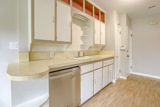 Building Photo - Happy Hollow 3 Bedroom!!