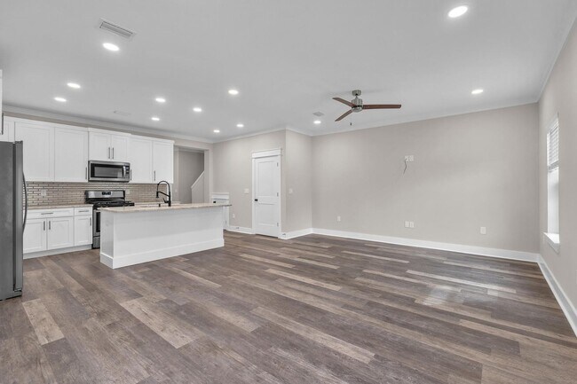 Building Photo - Modern 3 Bedroom Townhome!!