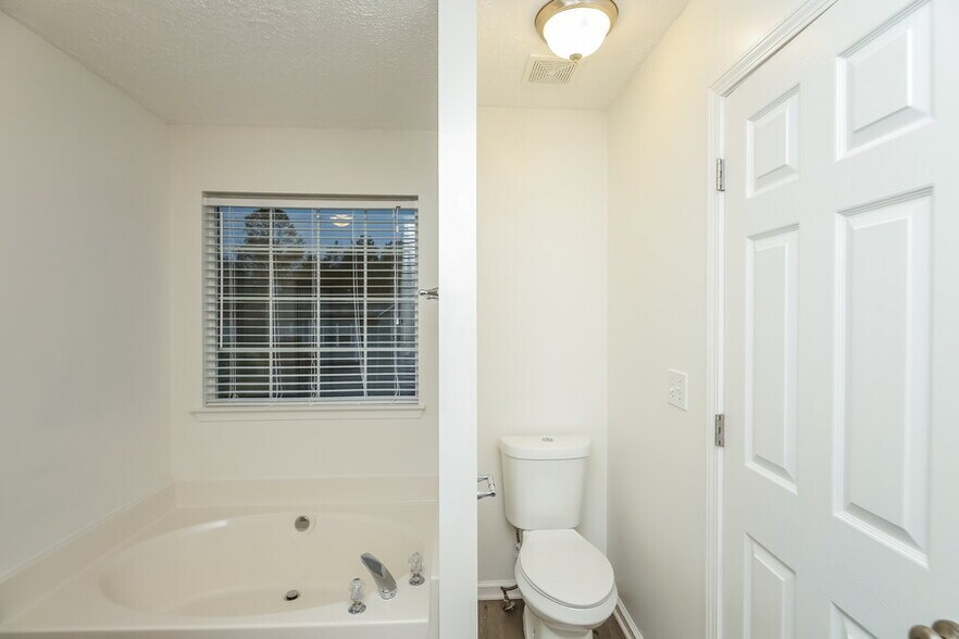 Building Photo - 3010 Brookfield Dr SW