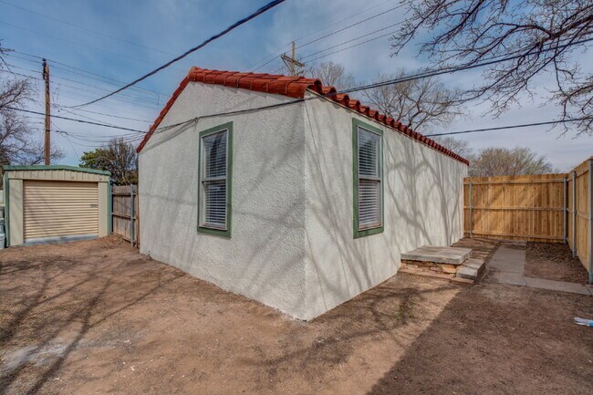 Building Photo - Charming & Private Fully Remodeled Studio Backhouse!