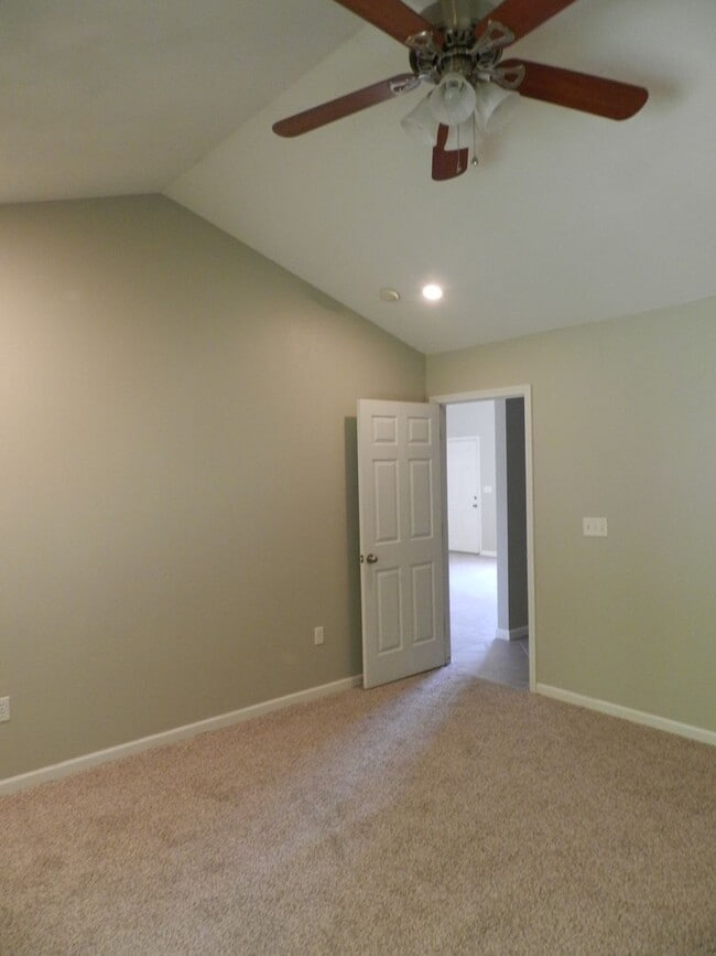 Building Photo - Avaliable April 14th