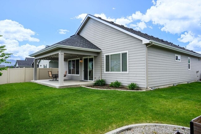 Building Photo - Elegant and Pristine Post Falls Home