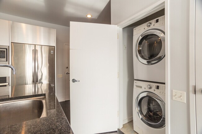 Building Photo - 653 N Kingsbury St