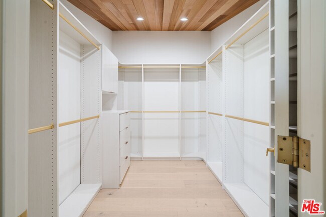 Building Photo - 611 Broadway St