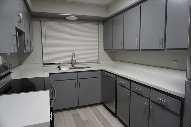 Building Photo - 1915 Normal Park Dr