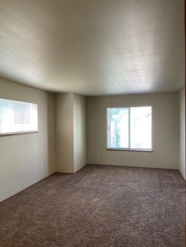 Building Photo - Beautiful 4 Bedroom 2.5 Bath in Liberty Ri...