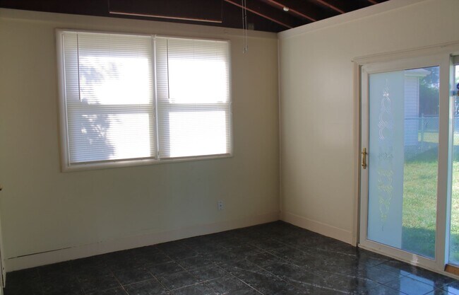 Building Photo - 4 bedroom/1 Bath Single Home!