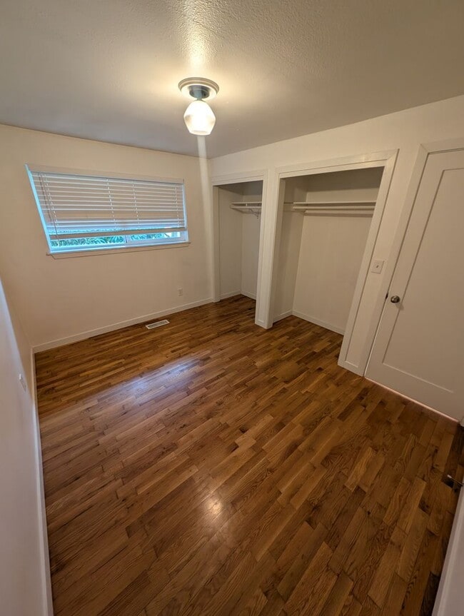 Building Photo - Refreshed 3 Bedroom in Tacoma - HUGE Fenced Yard & Outdoor Space. Available Now!