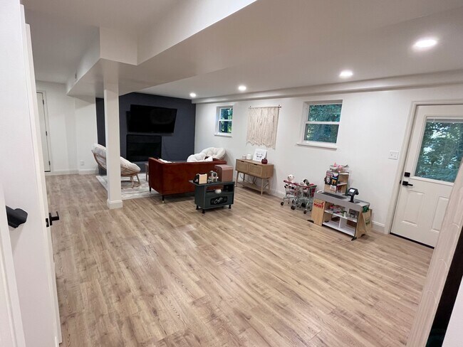 Building Photo - 1140 Park Hill Cir