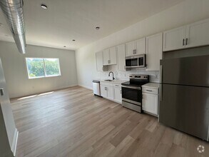 Building Photo - Amazing VIEWS! - Available May 15th