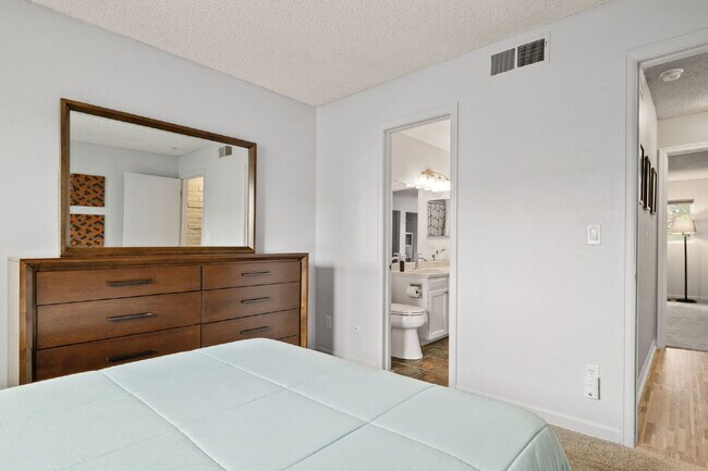 Building Photo - Great 2 bed 2 bath town house centrally lo...