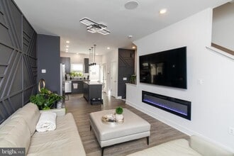 Building Photo - 935 Sycamore Dr SE