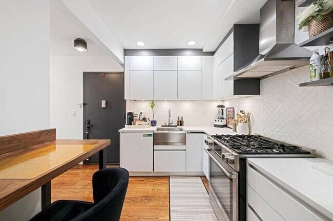 Building Photo - 299 Van Buren St