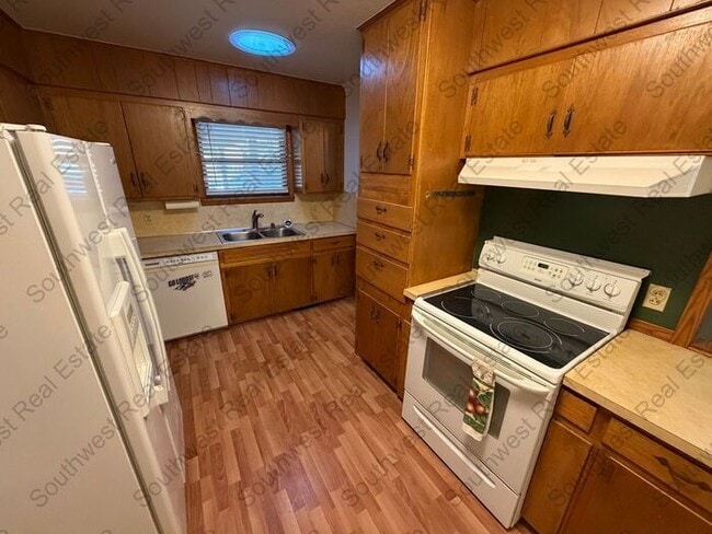 Building Photo - Spacious 4 Bedroom 2 Bathroom Home