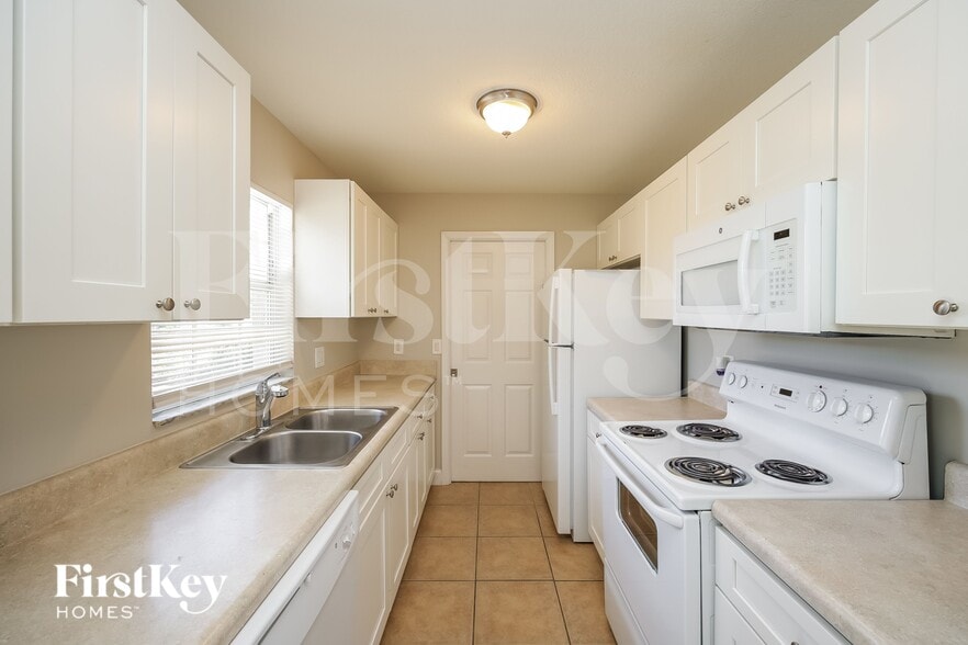 Building Photo - 2326 Barcelona Ave