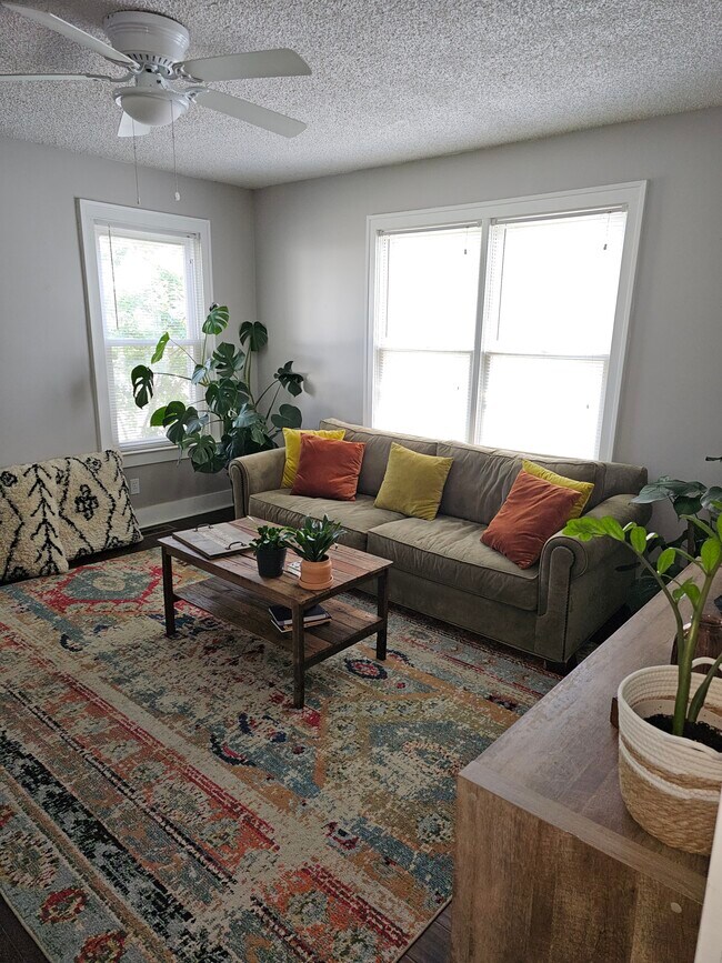 living room - 127 E Park Ave