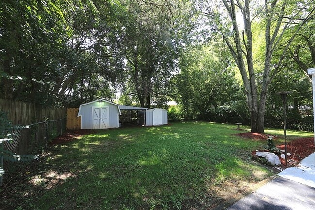 Building Photo - Updated Brick Ranch Home in Vibrant Downtown Location