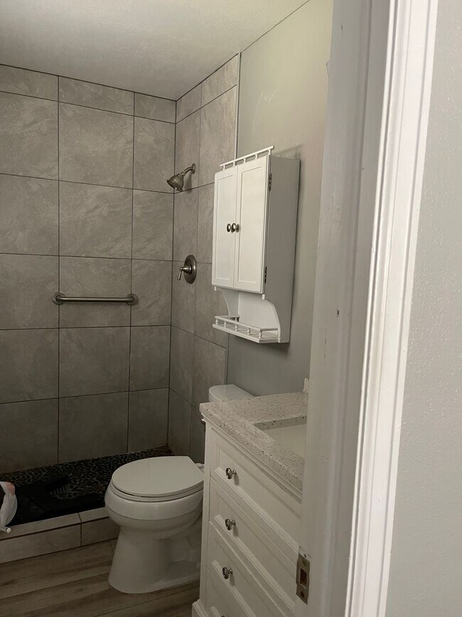 Building Photo - 3 bedroom 1.5 bath with a Large Detached G...