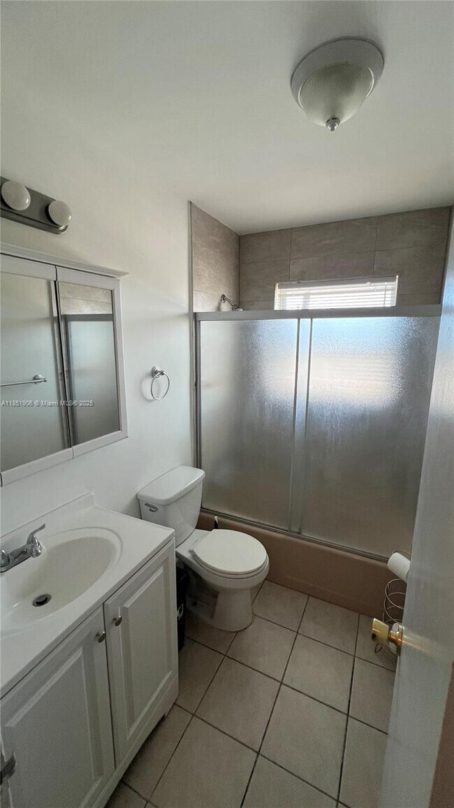 Building Photo - 941 Crystal Lake Dr