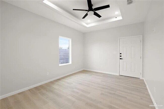 Building Photo - 14 N 56th Ln