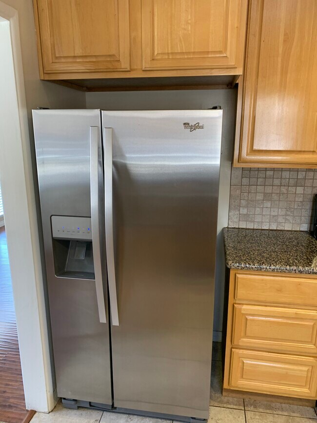 Building Photo - 8260 Willoughby Ave