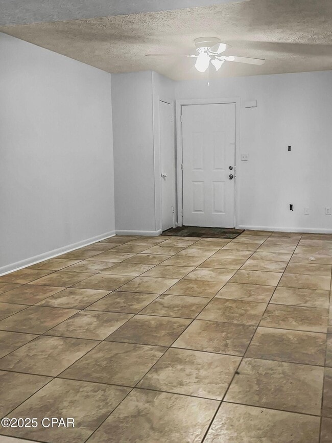 Building Photo - 115 Twin Lakes Dr