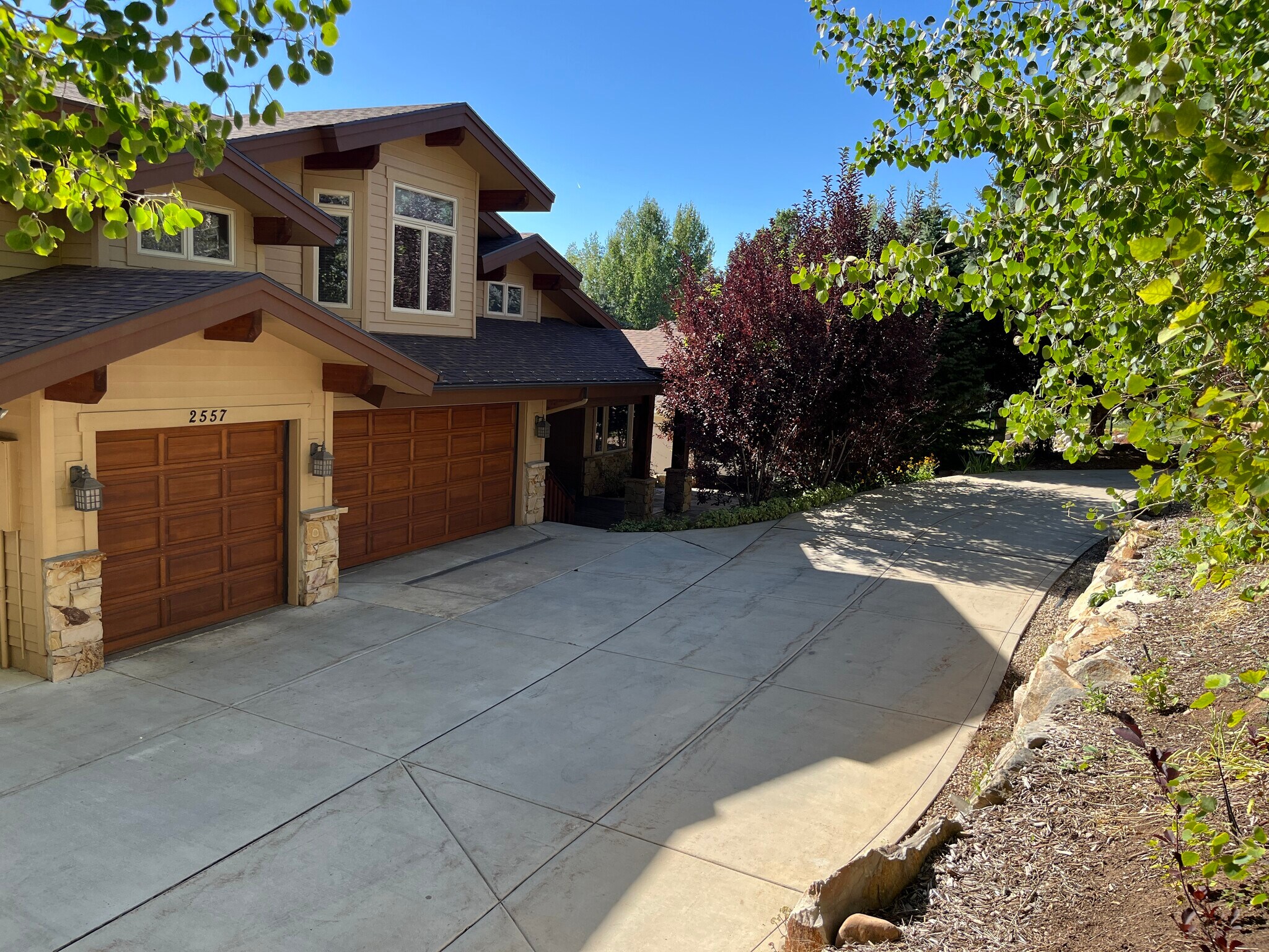 3 car garage with a mostly flat driveway - 2557 Lower Lando Ln