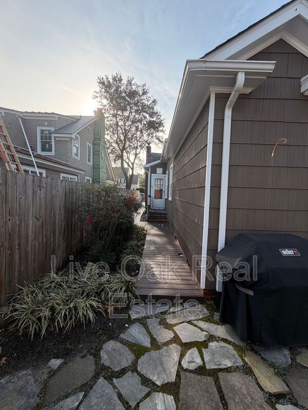 Building Photo - 223 44th St