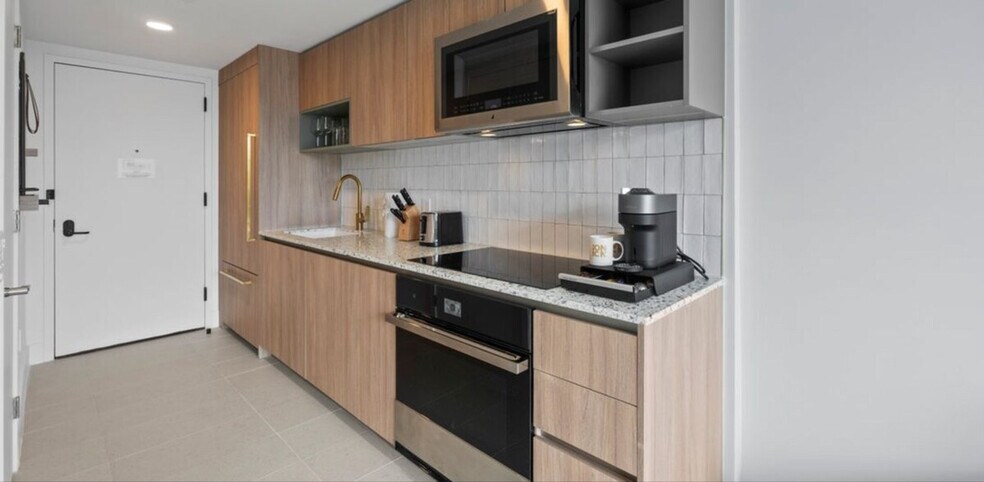 Building Photo - 701 NE 1st Ave