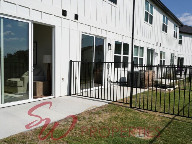 Building Photo - Upgrade your living experience across from campus in this fully furnished 3 bedroom 2.5 bath!