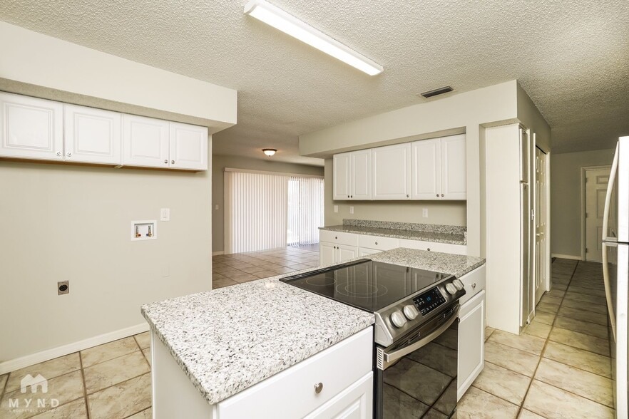 Building Photo - 6009 Applegate Dr