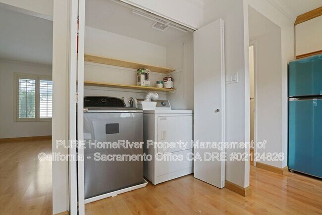 Building Photo - 8811 Salmon Falls Dr