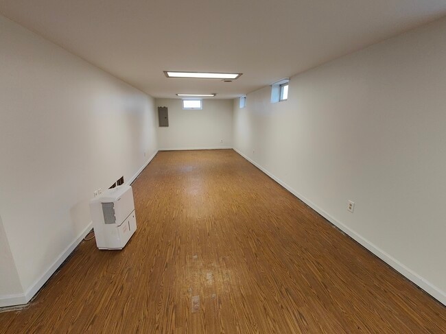 Building Photo - 5921 N 66th St
