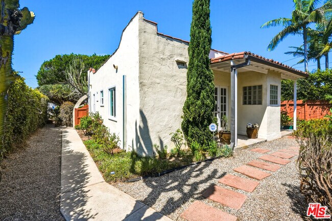 Building Photo - 2613 Cloverfield Blvd