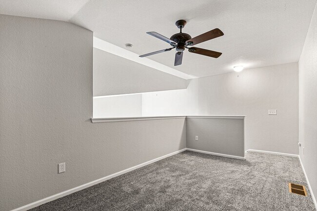 Building Photo - Awesome Penthouse Condo in Town Center Terrace!