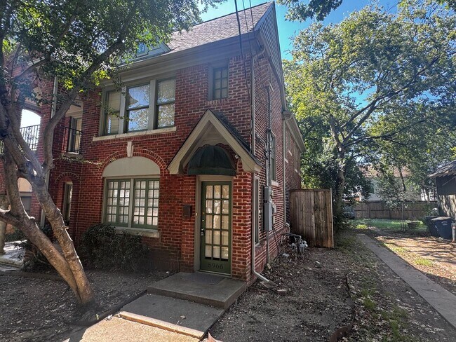 Primary Photo - Cute 2 bedroom, 1 bath upstairs duplex in ...