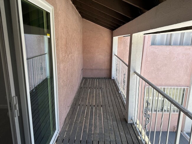 Building Photo - SE Desert Inn and Eastern!! Townhouse with 2 parking Spaces!! Recent Remodel!!