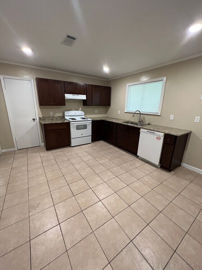 Building Photo - Spacious 3 Bed / 1 Bath Home with a Large Backyard – Port Arthur, TX