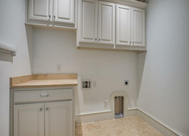 Building Photo - 6601 Mediterranean Dr